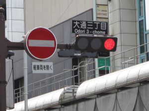 岩手県盛岡市 大通三丁目交差点の信号機 雪害防止のためか、傾いて設置されています
