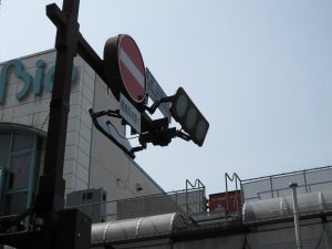 岩手県盛岡市 大通三丁目交差点の信号機 横から見ると傾いているのが簡単にわかります