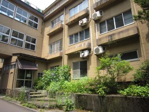 岩手県 花巻市 台温泉 まるで保養所のような旅館のような 天井と壁は落ち、室外機は朽ち果て、完全に廃墟と化しています