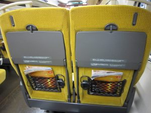 秋田新幹線 こまち E6系 シート背面 ドリンクホルダーはありますが、傘立てがありません