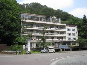 岩手県 花巻市 台温泉 台温泉バスターミナルすぐそばのホテル 明らかに営業してなく、廃墟と化しています