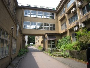 岩手県 花巻市 台温泉 一見するとでかいホテルか保養施設のようだが営業している様子なし