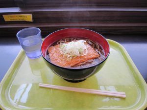 きつねそば 花巻駅立ち食いそば店にて