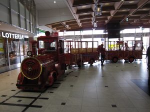 JR久大本線 大分駅 駅のコンコースを走る列車?