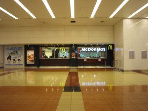 羽田空港のマクドナルド 東京モノレールの羽田空港第2ビル駅の隣にあります