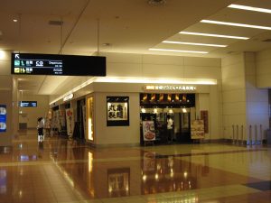 羽田空港の丸亀製麺 東京モノレールの羽田空港第2ビル駅の隣にあります