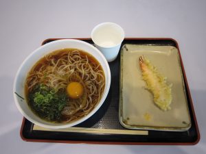 月見そばとエビ天ぷら 羽田空港第2旅客ターミナルにて