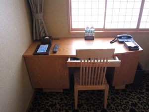 JR九州ホテルブラッサム大分 ダブルルーム デスク回り デスクは窓を向いています