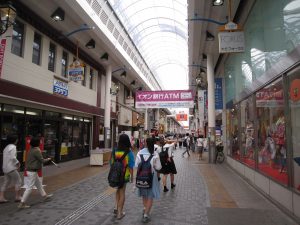 大分市の繁華街 セントポルタ中央町 商店街の中 人が多く活気があります