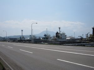 大分市 大分港周辺 広い道路と漁船らしき船が並びます