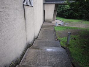 大分市美術館 公園内散策路への方向を撮影 緩やかな階段があります