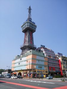 別府タワー ビルの上に建っているとともにどこかレトロ感を感じる外観です