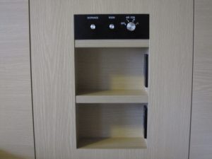 別府温泉 亀の井ホテル ツインルーム 枕元 なんとケータイ・スマホ充電用に、コンセント付きの棚が2つあります