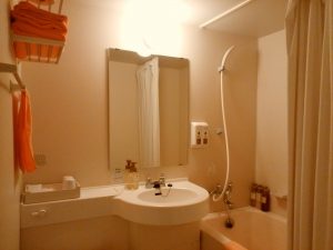 別府温泉 亀の井ホテル ツインルーム ユニットバス 事実上のトイレと思っていいと思いますが、バスタブは意外と広いです