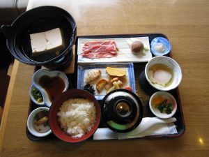 別府温泉 亀の井ホテル 油屋熊八亭 朝ごはん メインは湯豆腐と豚しゃぶです