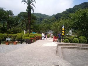 鉄輪温泉 地獄めぐり 海地獄 入口を入ったところ