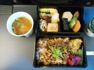 大分-羽田 プレミアムクラスのお食事 中身 府内南蛮牛めしが絶品でした