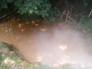 鉄輪温泉 地獄めぐり かまど地獄 かまど一丁目 茶色い粘土が噴出しています