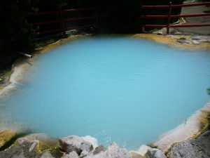 鉄輪温泉 地獄めぐり かまど地獄 かまど三丁目 青白色のお湯です