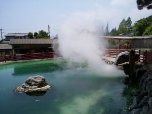 鉄輪温泉 地獄めぐり かまど地獄 かまど五丁目 池の色が変わる不思議なお湯です