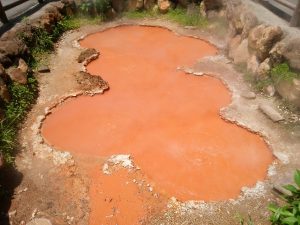 鉄輪温泉 地獄めぐり かまど地獄 かまど六丁目 蒸気とお湯が同時に噴出しているので、熱泥と化しています