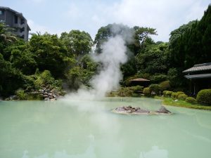 鉄輪温泉 地獄めぐり 白池地獄 まるで庭園のようですが、池は熱湯です
