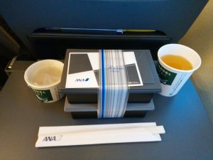 大分-羽田 プレミアムクラスのお食事 2段重になっています