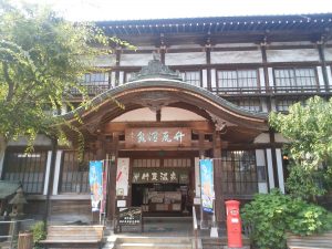 別府 竹瓦温泉 入口 赤いポストが泣かせます
