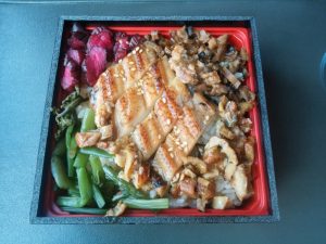 穴子かさね重 中身 焼き穴子が載っています