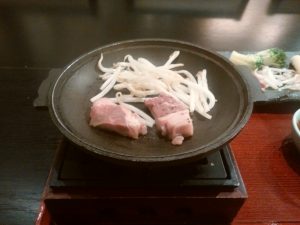 陶板焼きサーロインステーキ お肉を焼きながらいただきます 熱海・湯河原温泉 横浜みなとみらい 万葉倶楽部にて