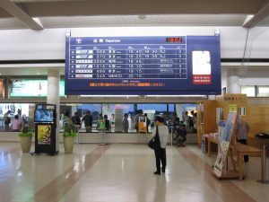 高知龍馬空港 2階出発案内 バタバタ式の案内表示が泣かせます