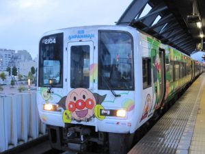 JR四国 2000系 特急南風 アンパンマン列車 前面 高知駅にて