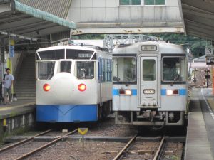 JR土讃線 窪川駅 2番線・3番線・4番線 2番線・3番線は主に須崎・高知方面行きと、中村・宿毛方面の特急が発着します 4番線は主に宇和島方面行きが発着します