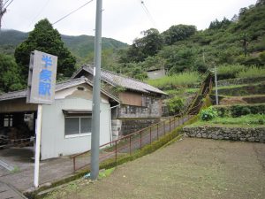 JR予土線 半家駅 駅前 集落から駅へは階段を使います
