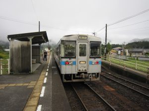 JR四国 1000系 前面 斗賀野駅にて