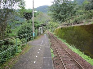 JR予土線 半家駅 ホームと待合所 駅舎はなく、がちにローカル線の駅です