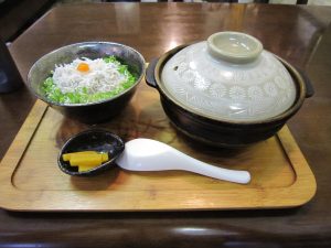 鍋焼きラーメンとしらす丼のセット 蓋をした状態で出てきます すさき駅前食堂にて