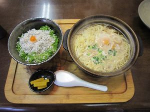 鍋焼きラーメンとしらす丼のセット 鍋のふたを開けてみました すさき駅前食堂にて