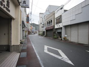 JR土讃線 須崎駅 駅前の商店街 ほとんどのお店がシャッターを降ろしています