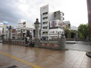 はりまや橋 橋だというのに川が流れていません 一応橋の形を模してあります