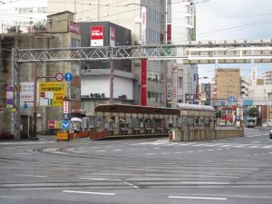 土佐電鉄 はりまや橋電停 はりまや橋交差点から高知城・伊野方向にあります