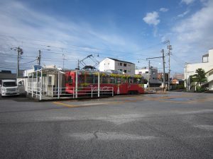 土佐電鉄 後免町駅 乗車ホームと駅舎 広場にぽつんと建っています