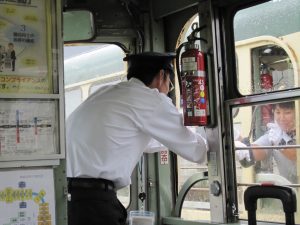 土佐電鉄 反対側の列車とタブレット交換