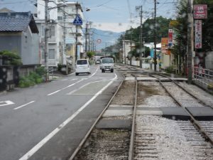 土佐電鉄 恐らく日本一危険な電停 トラックの手前の囲いが電停です