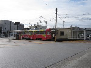 土佐電鉄 後免町駅 乗り場 広場にポツンとある感じです