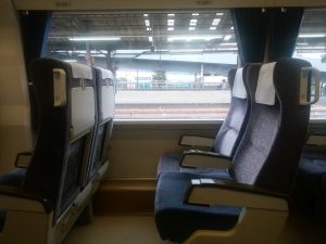 JR四国 8000系 自由席シート 側面