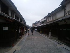 倉敷 美観地区 両側に昔のたたずまいの建物が並びます