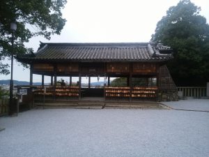 阿知神社 絵馬が多数かけられています