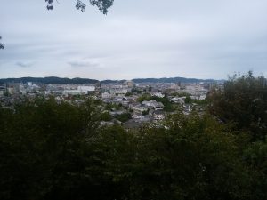 阿知神社から見た倉敷美観地区 真ん中が倉敷館です