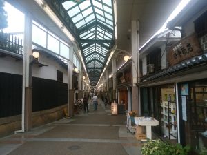 倉敷 えびす通 商店街 出口に近づくと倉敷美観地区をリスペクトした感じのお店が立ち並びます